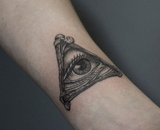 Pyramid tattoo: изображения без лицензионных платежей