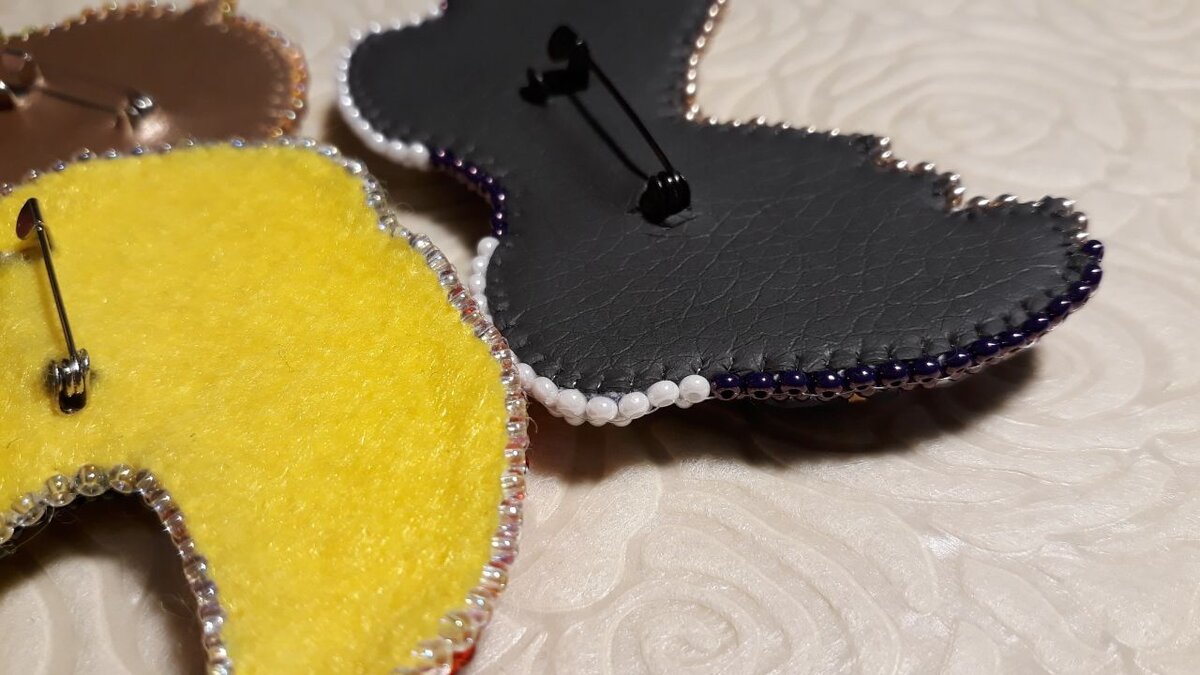 Примеры оформления задника фетром и экокожей
