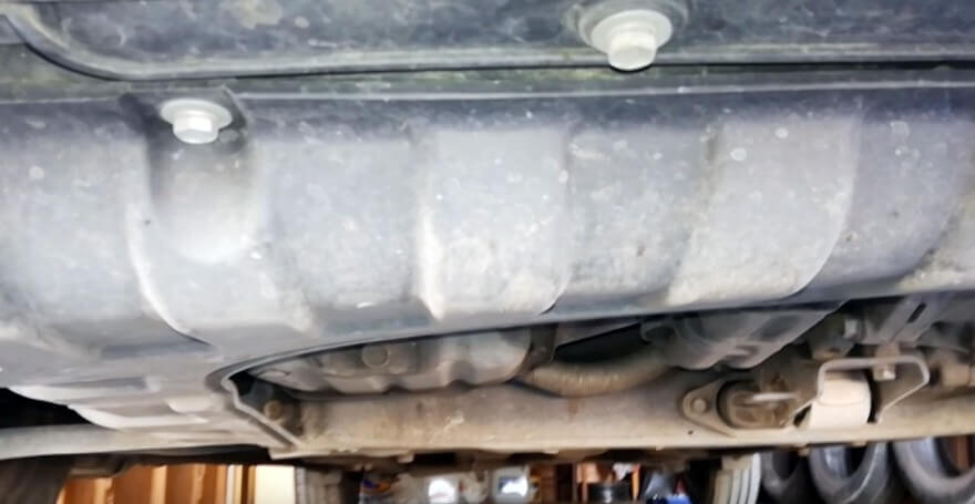 Даём остыть автомобилю, затем сбрасываем давление с системы путем открытия крышки расширительного бачка.