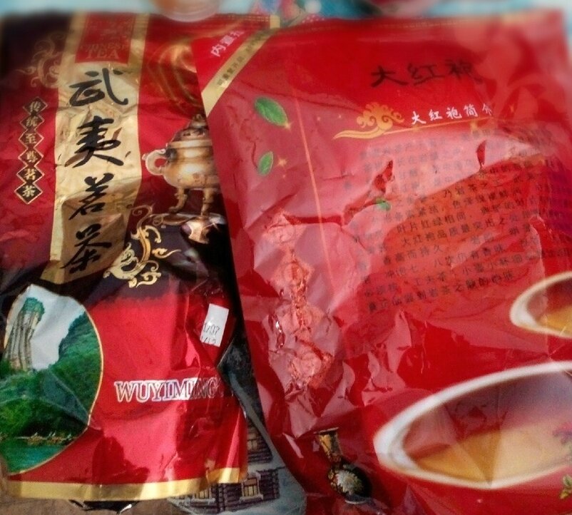 Упаковки довольно больших размеров, и соответственно красного цвета