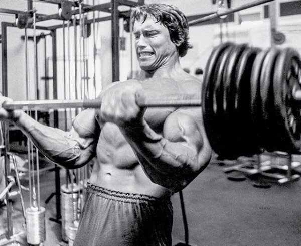 Арнольд подключает мышцы спины чтобы выполнить еще несколько повторений на бицепс