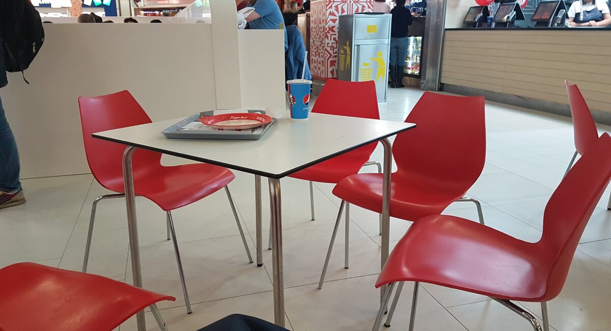 Фото стола, с которого доели. Парней фоткать не стал, вдруг им 18-ти нет.....