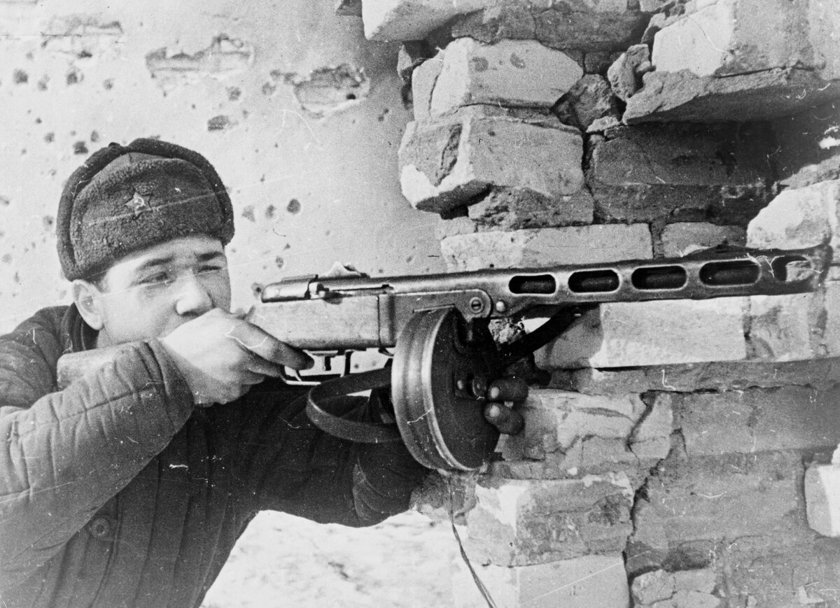 Советский солдат с ППШ в бою