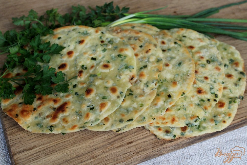 Слоеные лепешки с зеленью на сковороде тонкие и очень вкусные рецепты