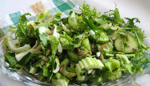 2. Зеленый салат с маком (хорошо сочетается с рыбой).  Вам понадобятся: листья салата, огурец, мак (2 ст. ложки), репчатый лук  (1 шт.), укроп, петрушка, растительное масло (1-2 чайные ложки), черный  молотый перец, соль. Приготовление: мелко нарезаем все ингредиенты,  добавляем растительное масло, мак, перец и соль, все тщательно  перемешиваем и салатик готов!