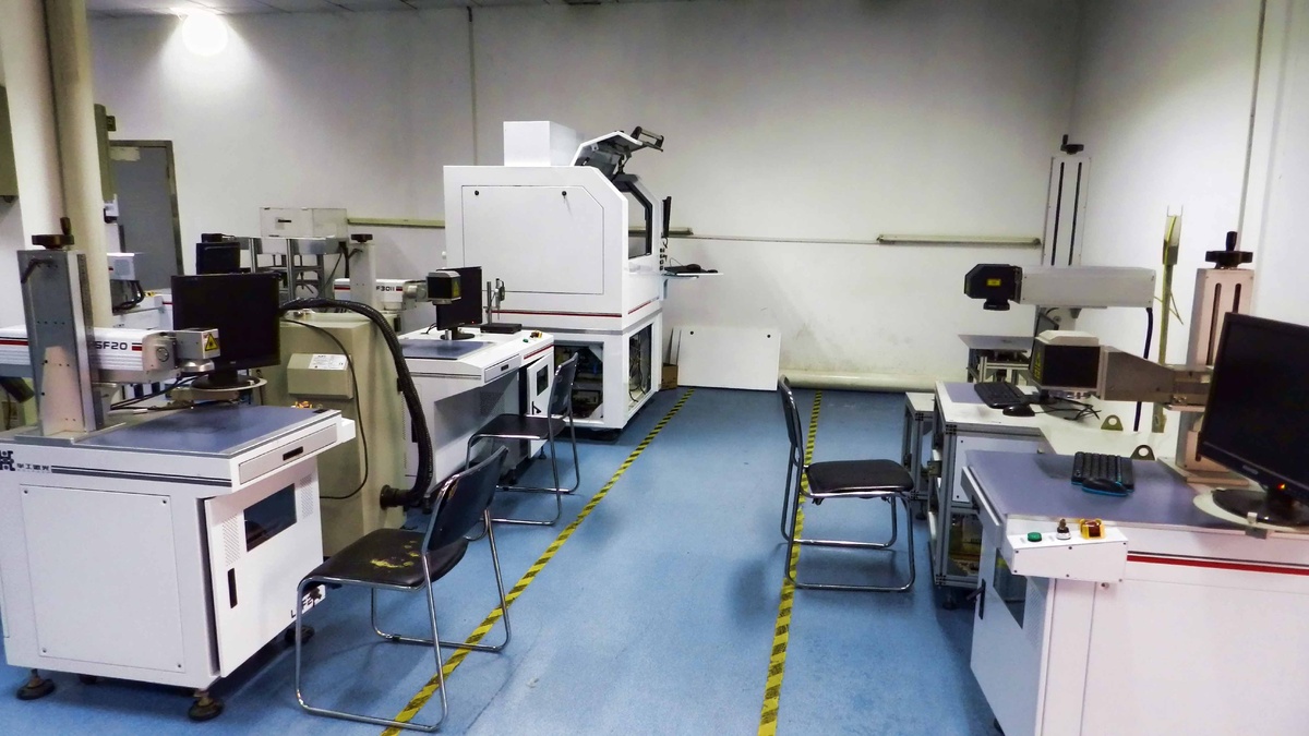 Примерно так выглядело обслуживаемое нами оборудование. И помещение, в котором оно было установлено