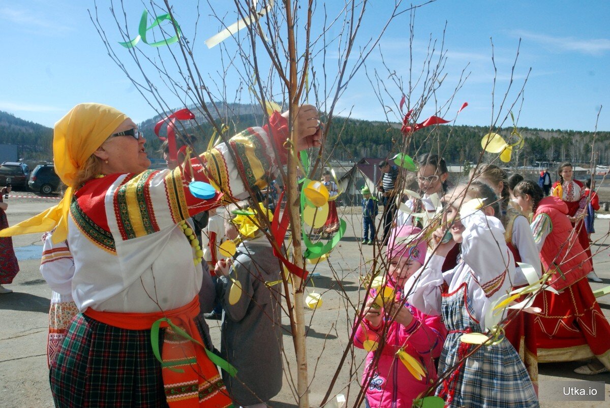 Красный праздник. Красная горка традиции. Красная горка праздник русские народные. Весенний праздник красная горка. С праздником красной горки.