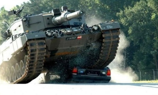 В своем рассказе «Броня моя» Михаил Жванецкий рассказывает о том, что хорошо бы иметь свой танк: