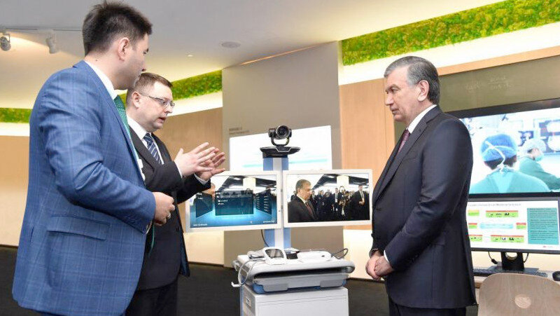 Шавкат Мирзиёев в компании Huawei. Фото пресс-службы президента Узбекистана
