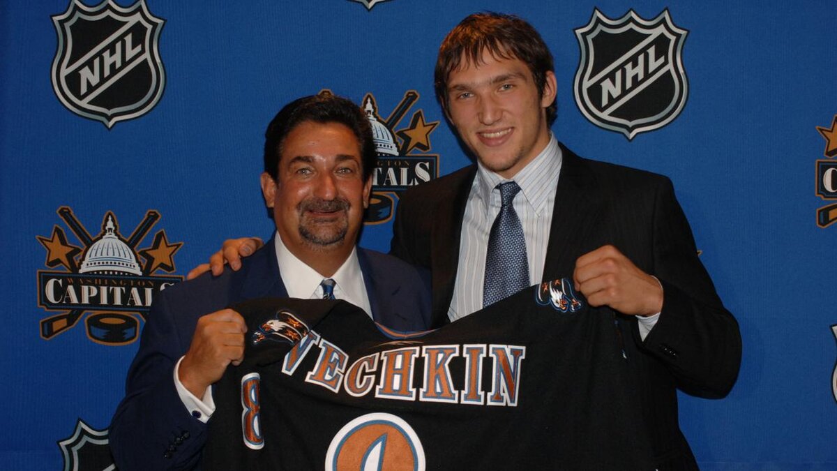Драфт 2004. Только, что задрафтованный "Вашингтоном" А. Овечкин. Фото: https://www.nhl.com/