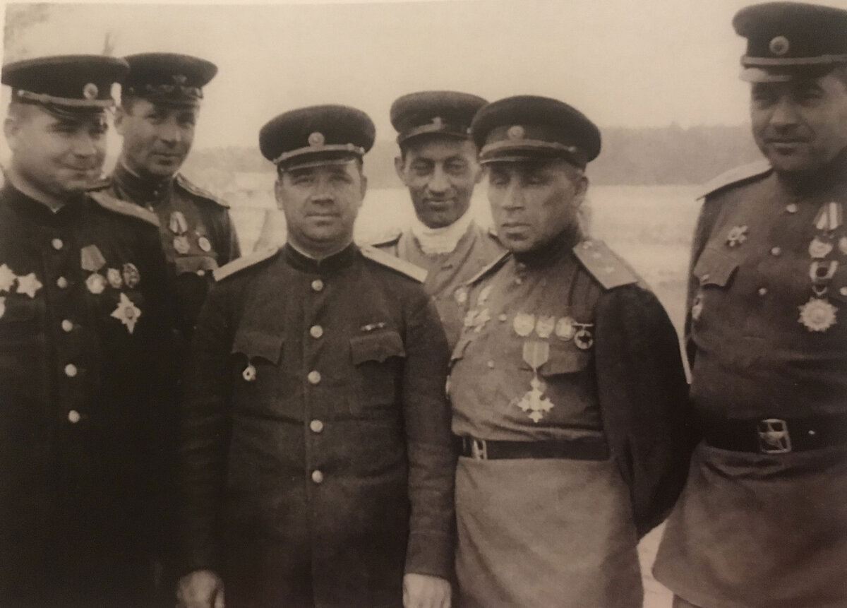 А.Х. Бабаджанян после тяжелого ранения в голову в центре (с повязкой). Август 1944 г.