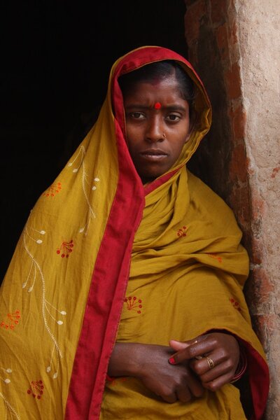 Почему женщины в Индии ходят с красной точкой на лбу?