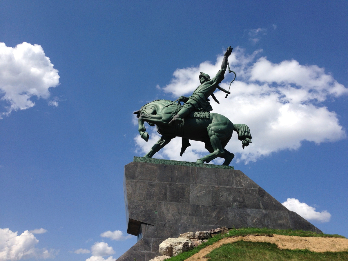 Башкортостан кому. Салават Юлаев памятник в Уфе. Памятник Салавату Юлаеву. Памятник Салавату Юлаеву 2022. Памятник Салавату Юлаеву на башкирском языке.