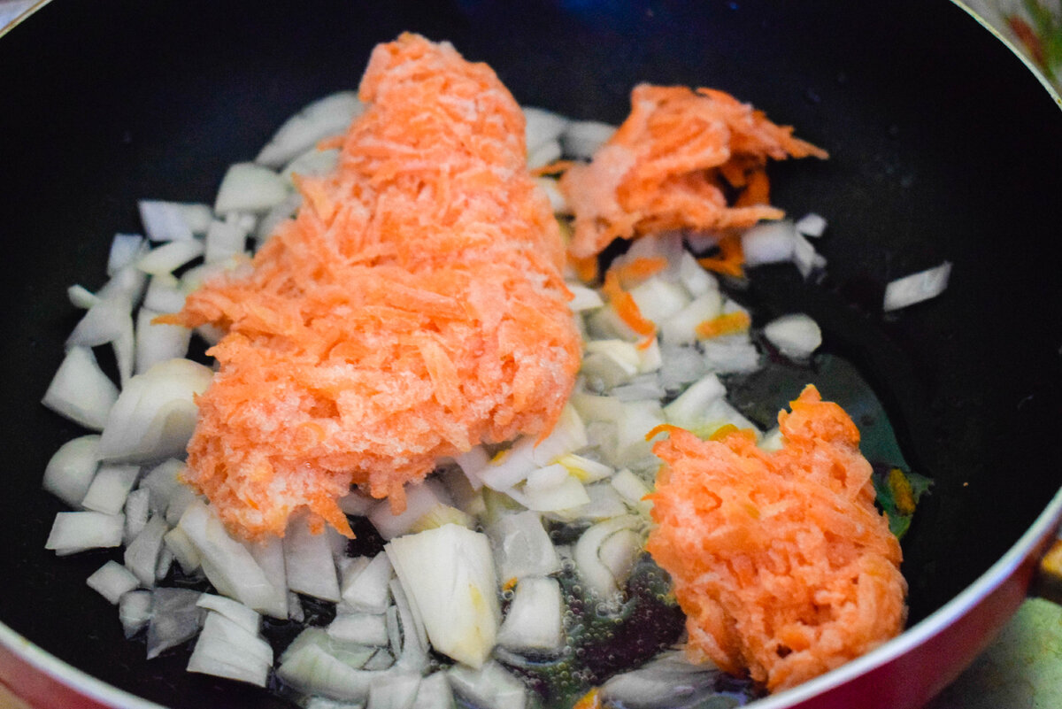 Морковь я всегда замораживаю большими партиями, это упрощает и ускоряет процесс готовки. 