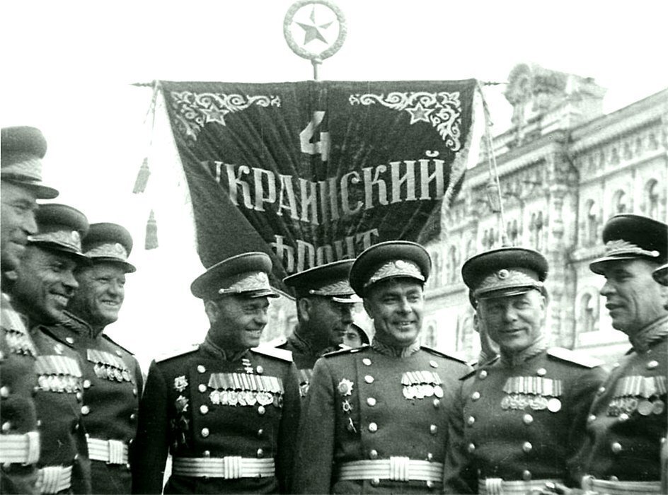 Парад Победы 24 июня 1945 года. Третий справа генерал-майор Л.И. Брежнев