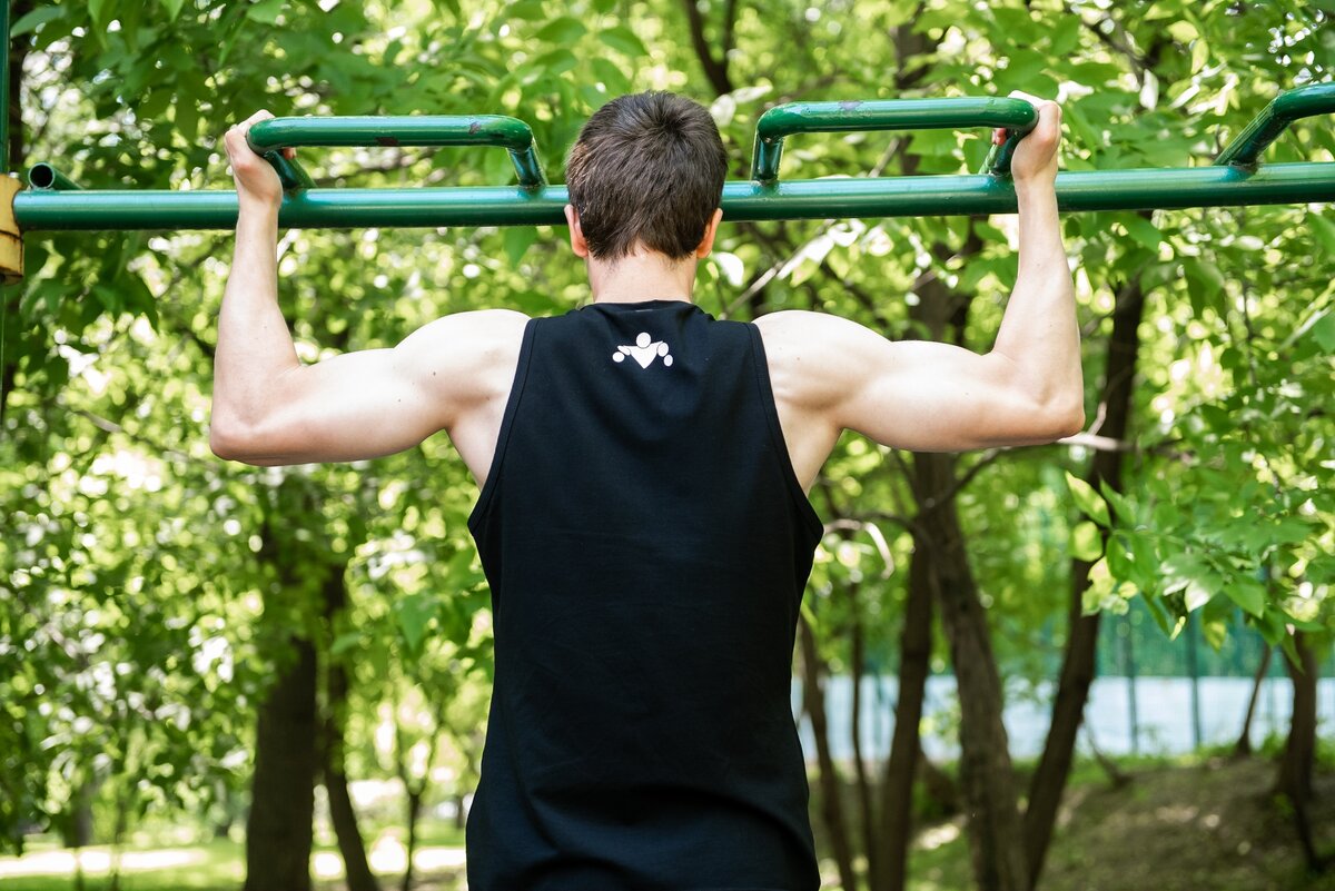 Подтягивания. Стрит воркаут подтягивания. Street Workout подтягивание. Подтягивания нейтральным хватом. Бицепс на брусьях.