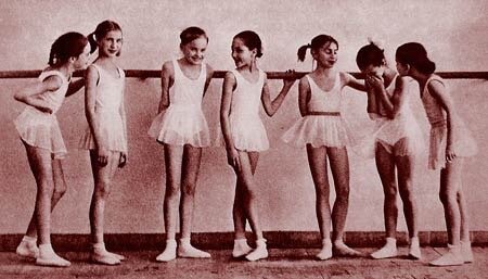 Эту историю мне рассказала свекровь. Холодным  мартовским днём она собиралась ехать на встречу с человеком,прилетевшим из Америки. Он хотел передать ей привет от родственников- тетушки и ее мужа.                                                                                                            В далекие пятидесятые Томочка(так звали тетю моей свекрови),тогда школьница ,полная надежд летела в кружок,где занимаются балетом.Она представляла себя грациозной , в белой юбочке у станка,на сцене, в окружении подружек,таких же белых лебедей. Беседа с учительницей танцев была недолгой,в ушах звенело,она толком и не разобрала,что говорила ей эта женщина в длинном  платье ,с огромными серьгами в ушах.Не взяли! Не приняли! Слезы застилали глаза: потому,что еврейка!                           Дорога домой. Мост через речку. Как во сне Тома перекинула ногу через перила.. "Стой!". Незнакомый мужчина схватил ее за шиворот.  Томочка не поняла был он зол,или напуган. Размазывая по щекам слезы , она поведала незнакомому дядьке о своей беде,а тот ( оказался какой то партийной шишкой)отвёл ее назад в кружок.Преподаватель объяснила,что у девочки плоскостопие и танцевать она хорошо не будет.-"Вы ее возьмите,а она увидит,что ничего не получается,так и сама уйдёт." Уговорил мужчина.  Привет и презент моей свекрови передала тетя Тамара,уже старенькая ,она продолжает помогать танцорам.Да , она не стала звездой балета,но до самой старости Ее жизнь связана с любимым делом.