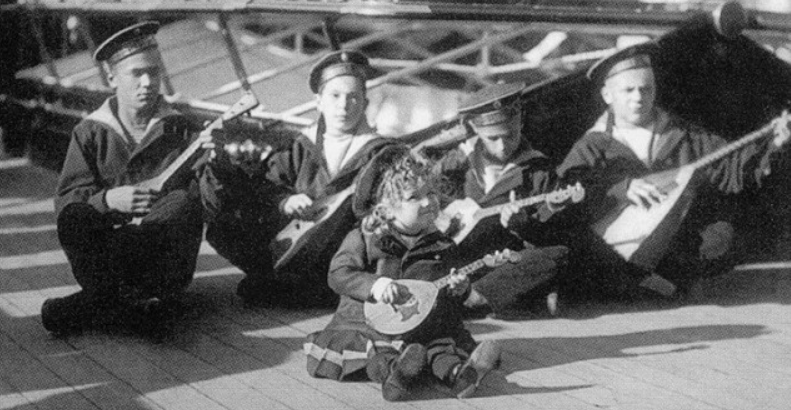 Цесаревич Алексей в центре, Григорий Пиньковский-второй справа.