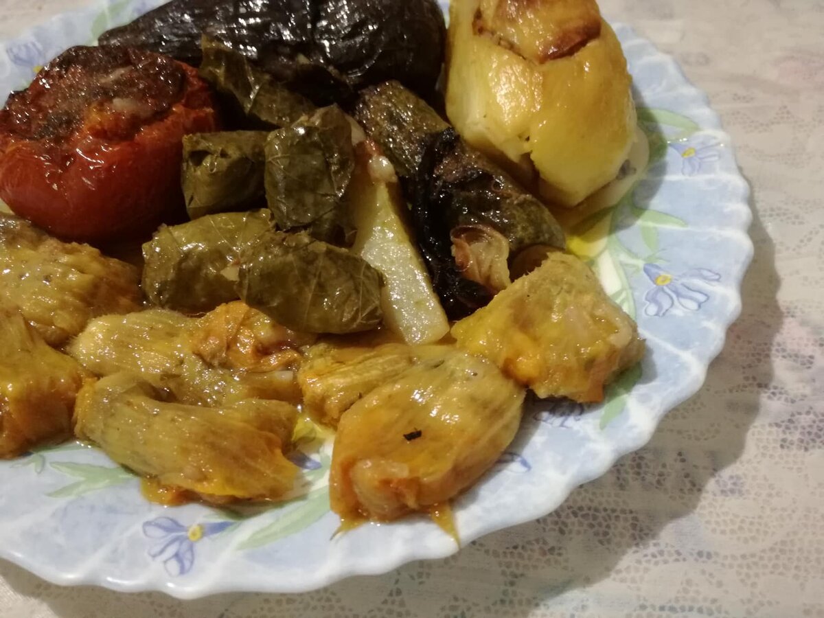 цветы кабачков на первом плане)