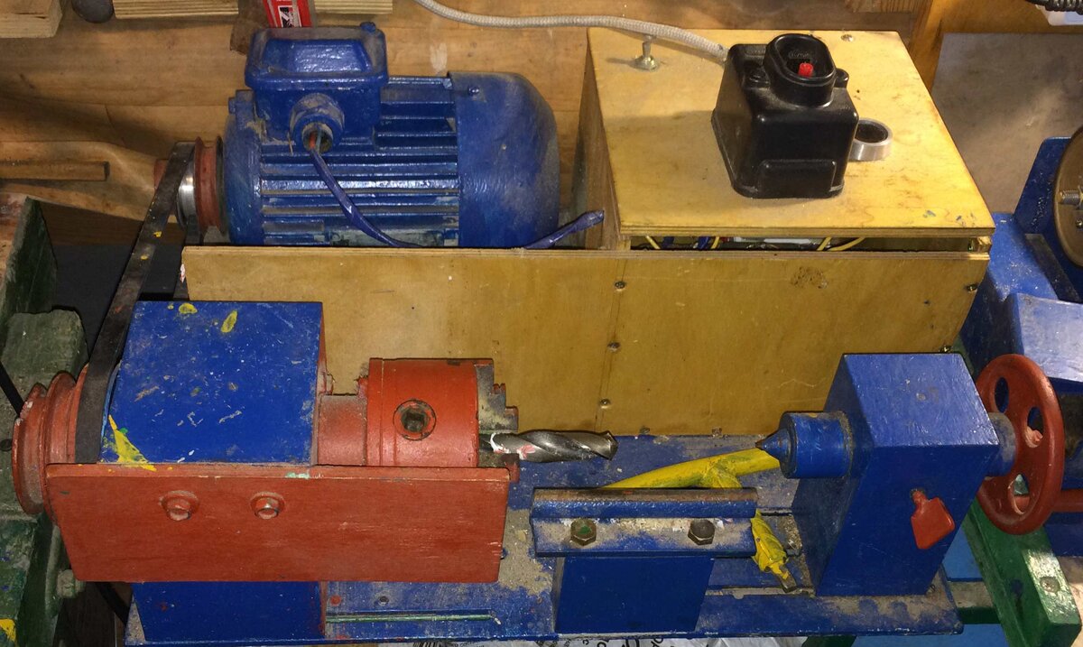 Всё, что вращается и может причинить вред - покрашено красной краской - как  все станки и оснастка в моей мастерской.