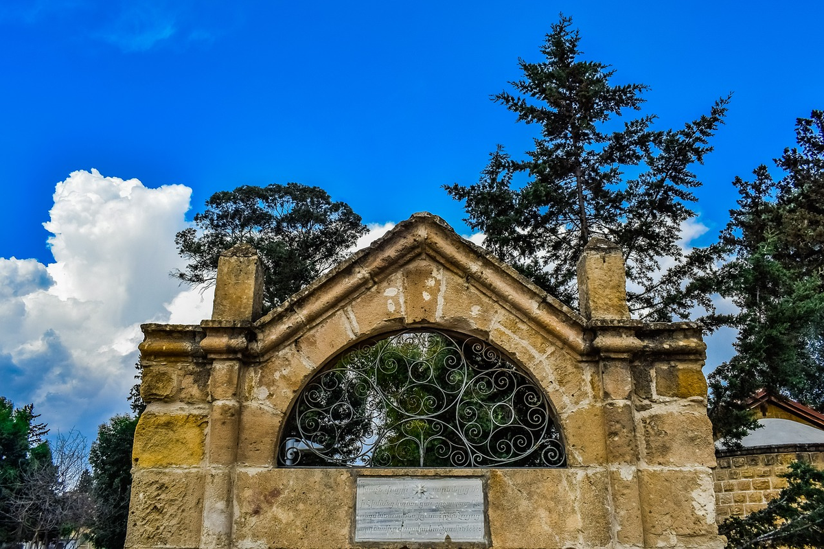 Ворота старого армянского кладбища в центре Никосии