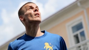 Как сообщает «Спорт-Экспресс», руководство «Зенита» предоставило футболисту, который 17 сентября освободился из колонии, несколько дней на решение личных вопросов в Москве.
