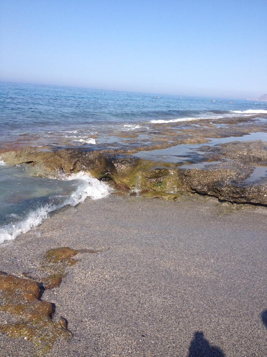 Пляж отеля и заход в воду. Галерею можно листать.