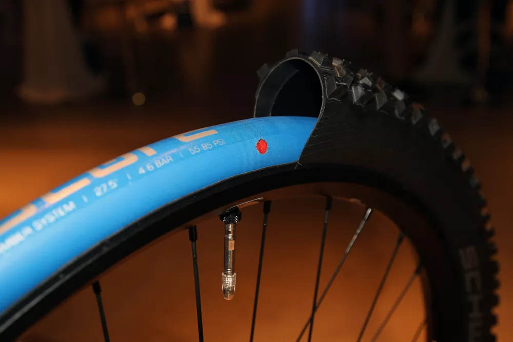 Внутренности колеса велосипеда. Камера Schwalbe PROCORE. Резина Schwalbe 27.5 безкамерка. Schwalbe Pro Core. Шоссейная бескамерная покрышка для велосипеда 26.