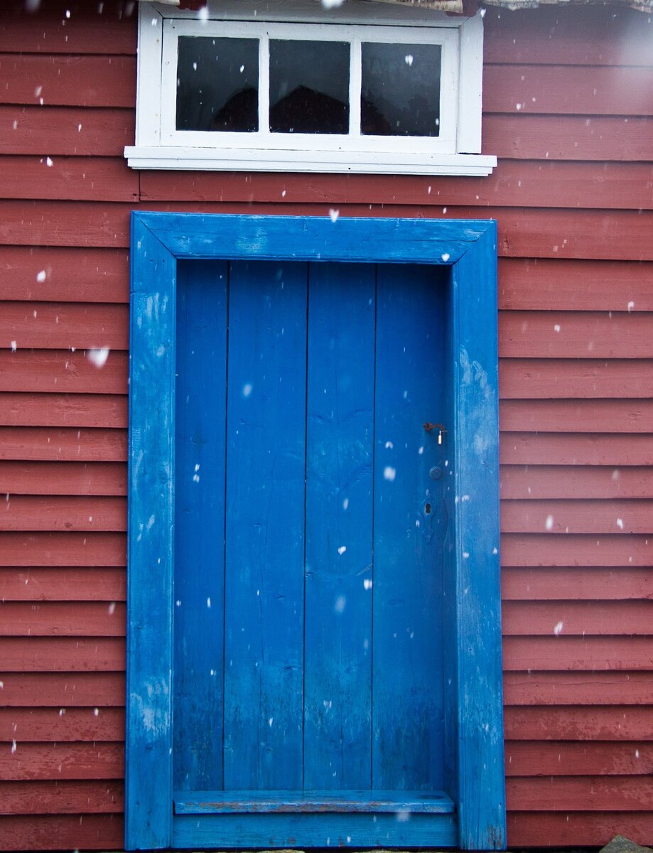 https://pixabay.com/get/57e5d7454e53af14f6d1867dda6d367d1c3adae251506c4870287ad7914bc15fb9/blue-door-1526413_1920.jpg