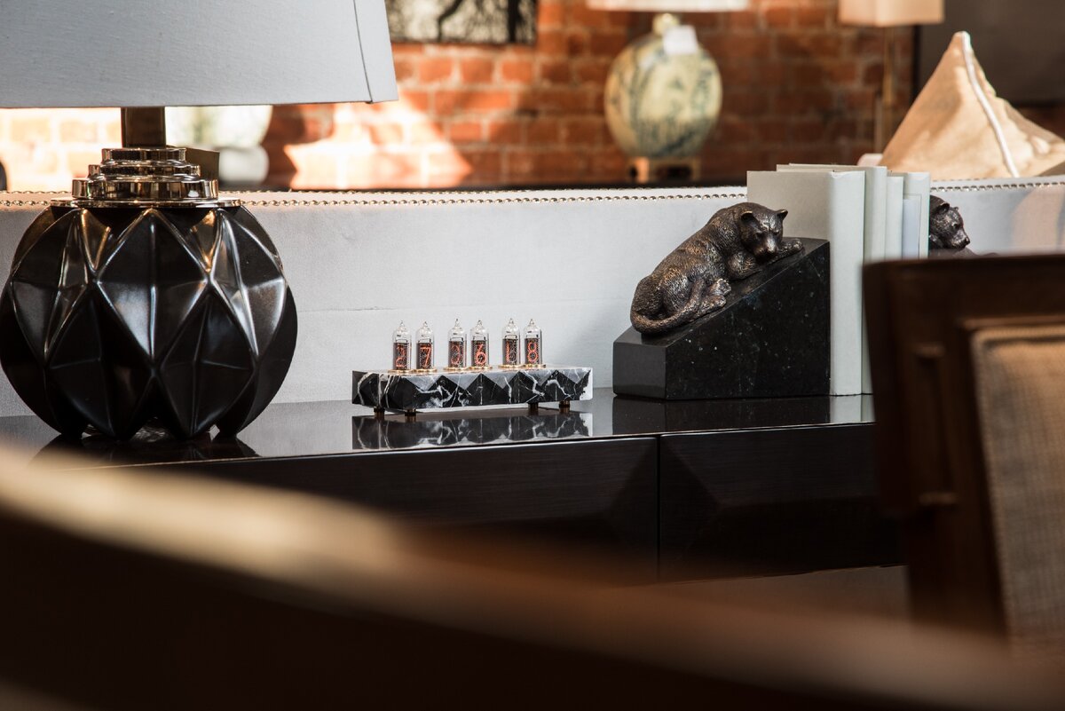 Часы из натурального черного мрамора 