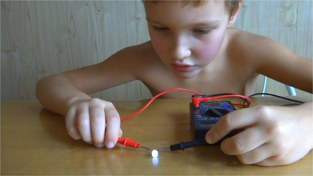 Починка гирлянды. Как проверить светодиод на гирлянде мультиметром. Чиним светодиодную гирлянду. Мультиметр прозвонка диодов. Как проверить светодиод на гирлянде мультиметром.