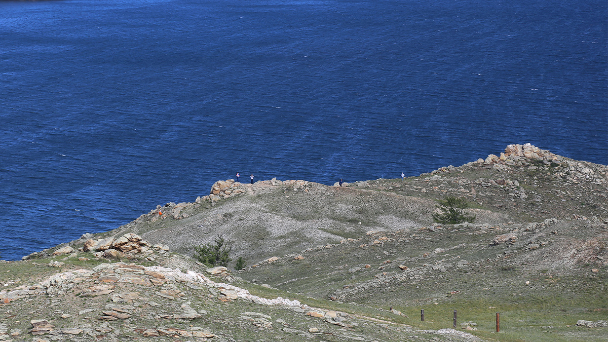 Съемка едва не закончилась трагично: фотографа чуть не унесло свежим ветром со скалы вниз, в прибрежные долины,  вместе с рюкзаком и камерой