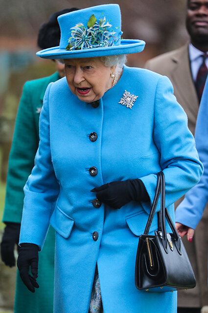 Елизавета II и брошь-снежинка. Источник: Яндекс картинки