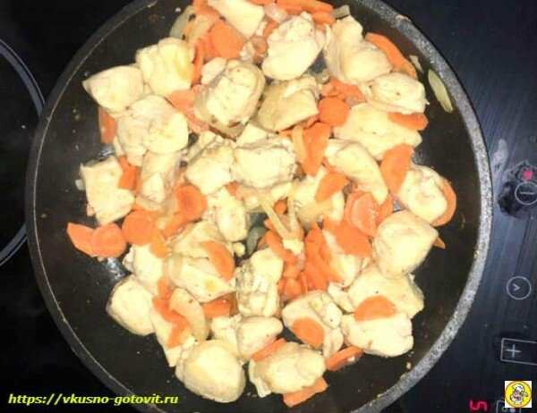 Тушеная куриная грудка на сковороде рецепт фото пошагово и видео