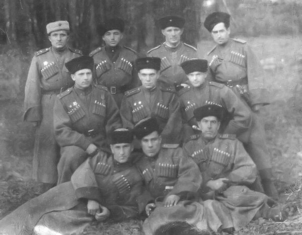 Бойцы 9-й Кубанской казачьей пластунской дивизии, 1944, во втором ряду первый – командир батареи самоходных артиллерийских установок старший лейтенант А. Т. Дронов
