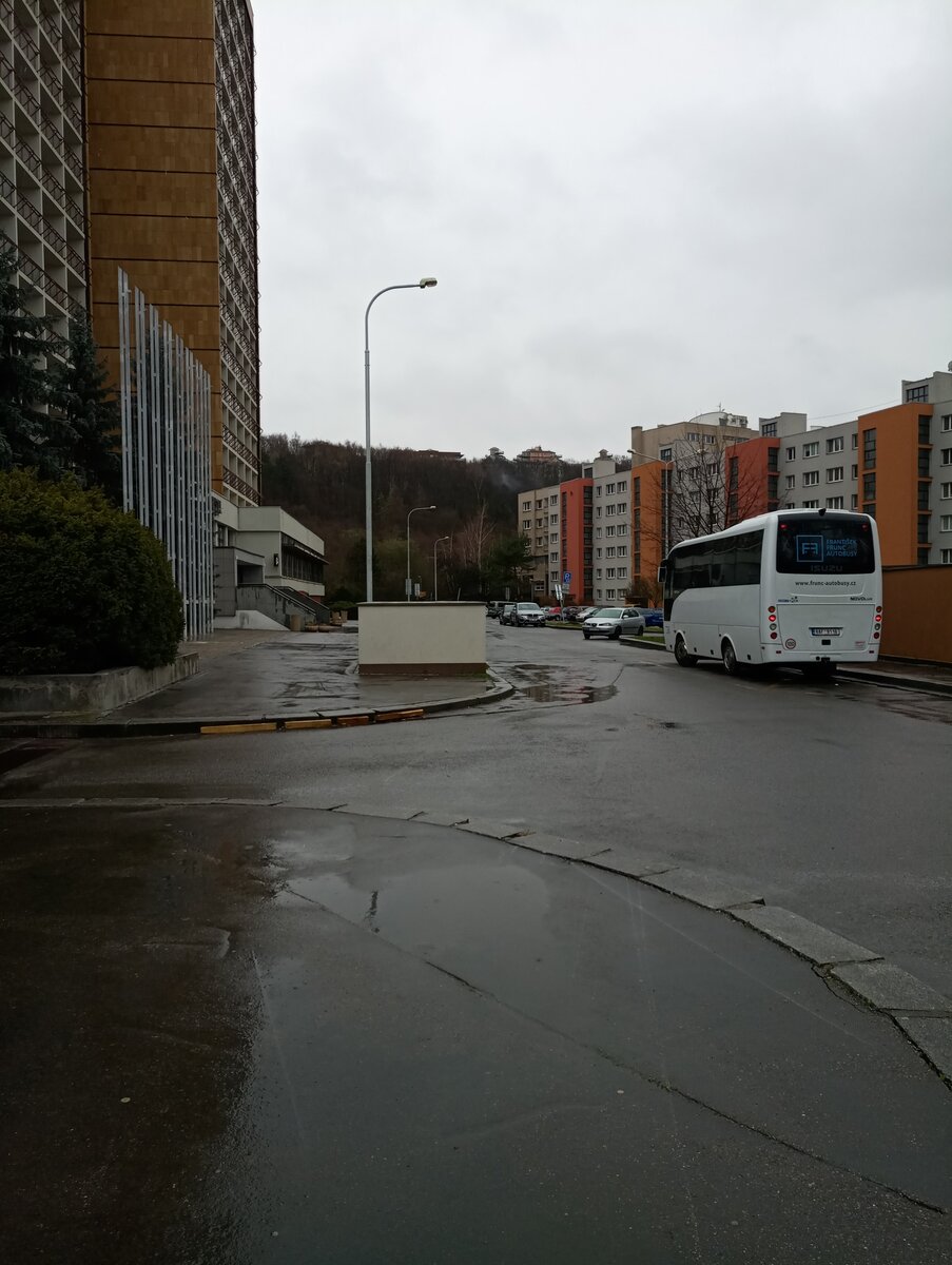Утром весьма противно дождило. Вот знаете эту мелкую мерзкую морось, сопровождаемую холодом и ветром? Так вот, утро субботы 7.03 было настолько неприятным, что настроение у меня было еще хуже чем в любое другое субботнее утро, когда мне надо было вставать рано. Ну и естественно я была невыспавшейся, ну просто потому что я неисправимая сова. Из-за резкой смены погоды я еще и обломалась со своим утренним кофе, т.к. устроить внезапную кровь носом на тесте мне совершенно не хотелось.