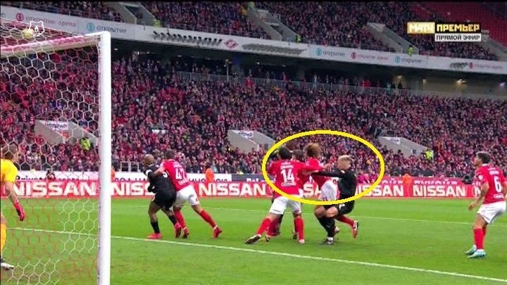 Удар Кутепова по лицу Сорокина при подаче углового. 