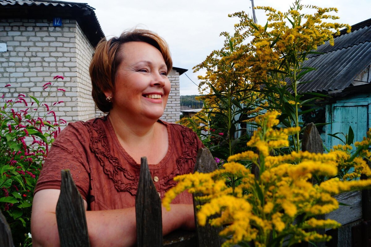 посмотрите - почти на всех фото Лена задорно улыбается