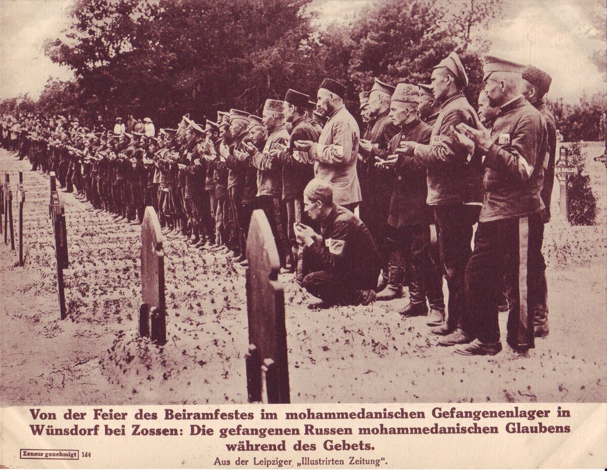 Праздник "Байрам" в лагере для военнопленных-мусульман Вюнсдорф-Цоссен: военнопленные-российские мусульмане во время молитвы. 