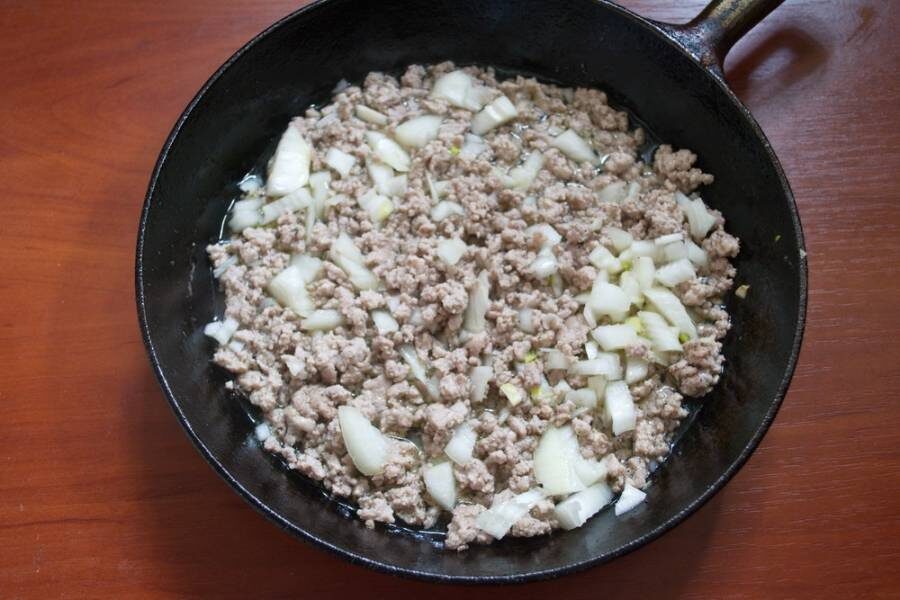 Добавьте немного мелко нарезанного репчатого лука. Обжарьте все вместе. 
