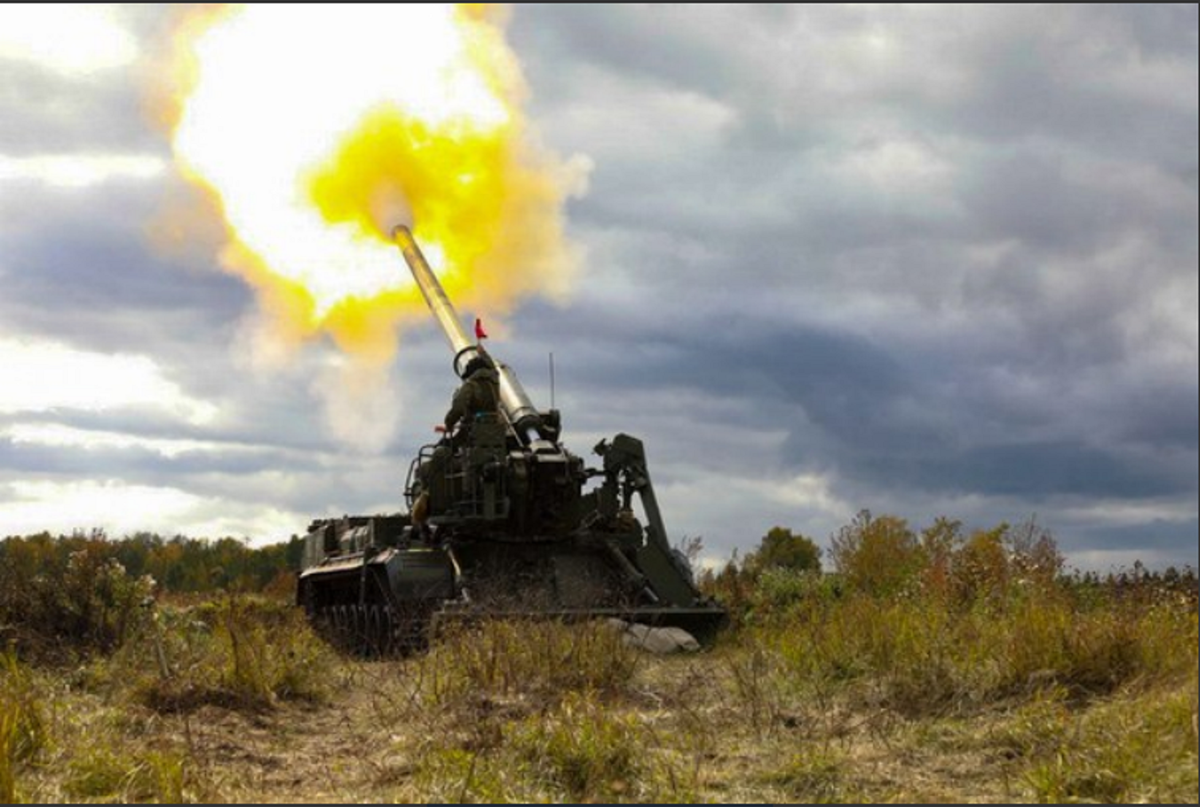 Фото от пресс-службы Минобороны РФ. Выстрел из самоходной пушке 2С7 "Малка". У Минфина таких пушек нет, они деньгами стреляют...