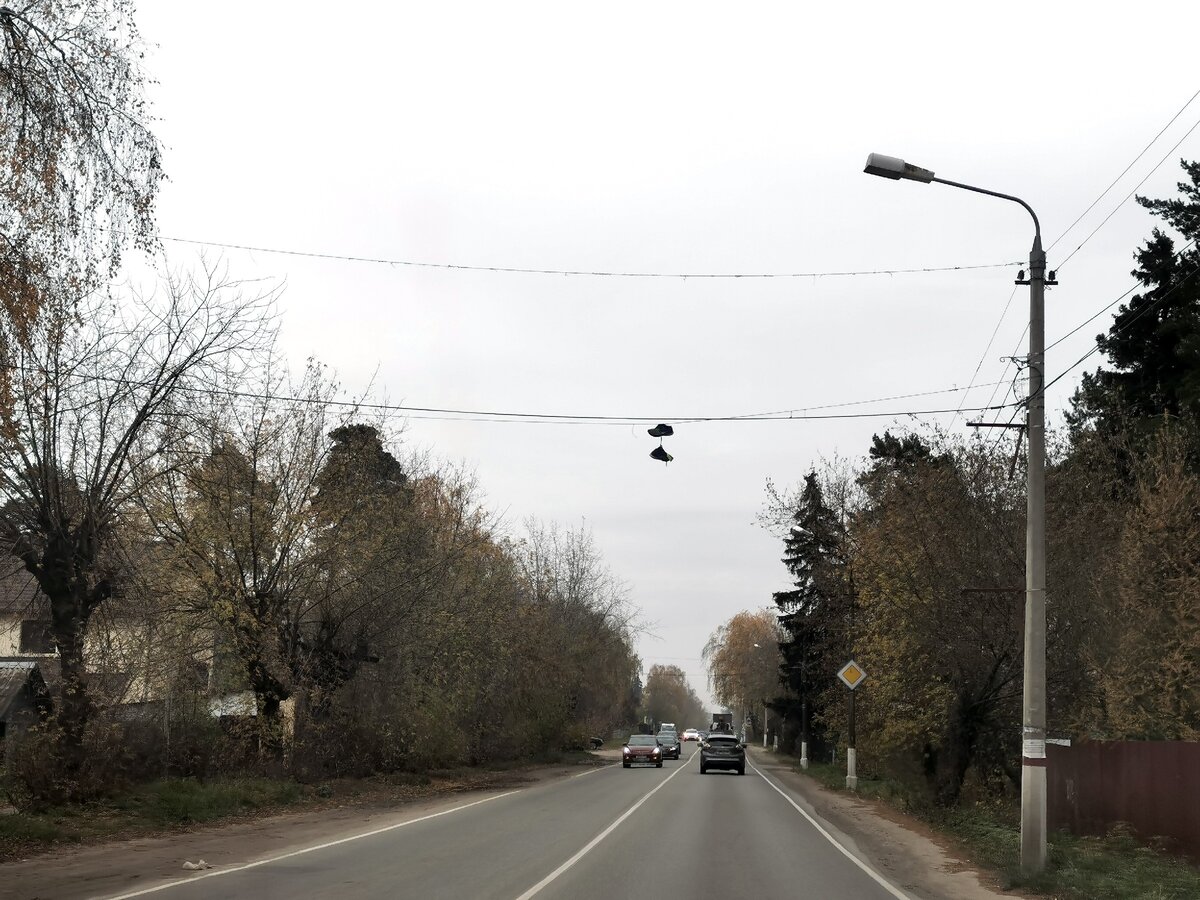 Боты висят на довольно большой высоте прямо над дорогой.