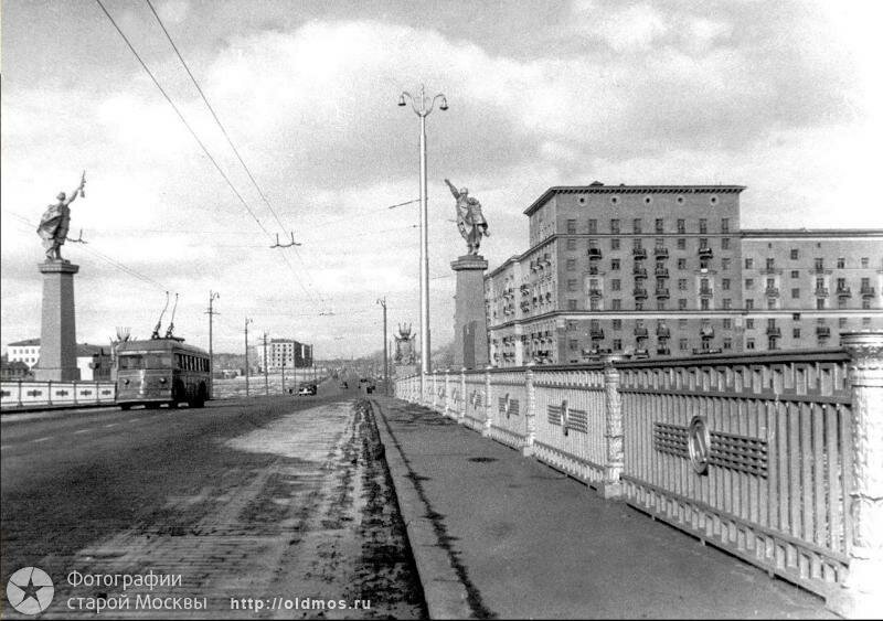 ...Когда я был маленький, а бабуля моя жила в этом огромном доме-2