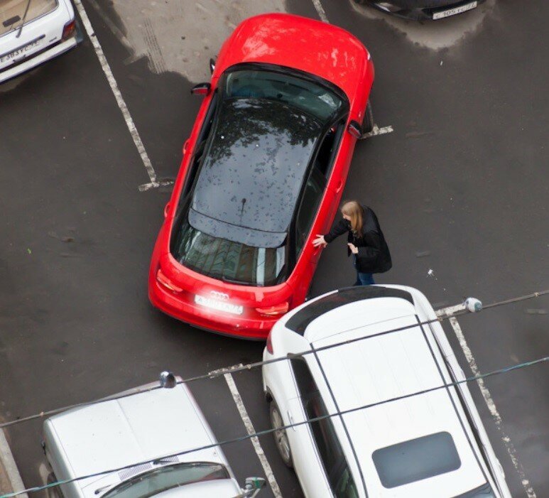 Охранник на парковке в ТЦ рассказал, какие подставы для водителей мошенниками встречал за время работы