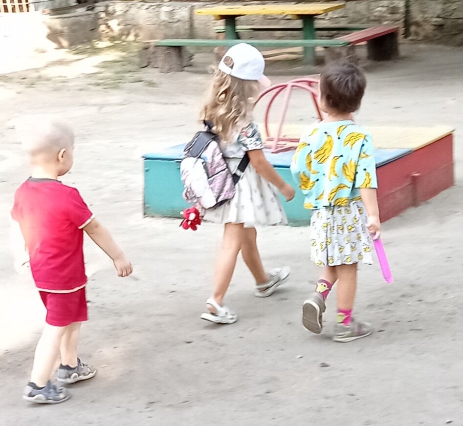 Идём в детский сад. Фото: Женщина после 50