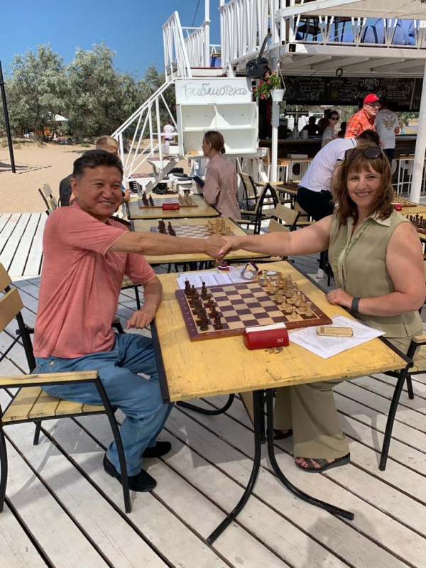 
 Любовь Гордык и Кирсан Илюмжинов. Евпатория, июль 2020