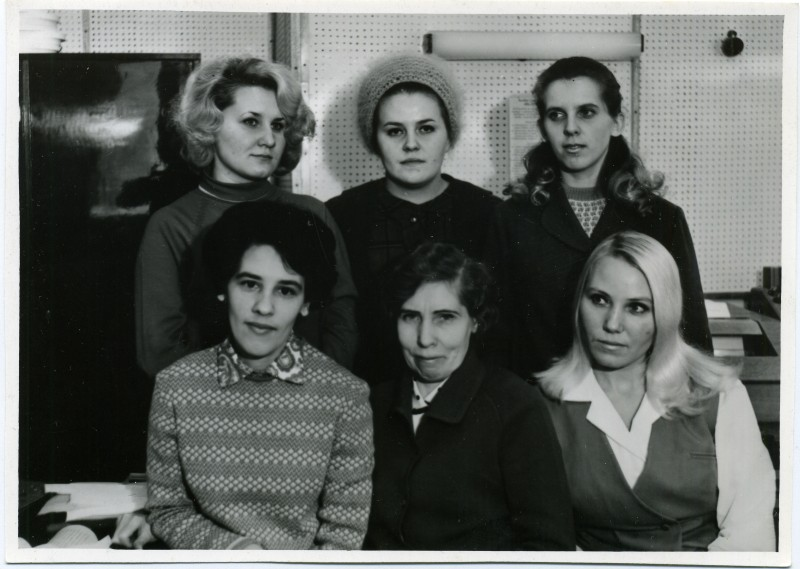 Матвеева Наталья Ивановна в нижнем ряду слева. На этом фото Матвеева Наталья Ивановна под макияжем скрывает следы побоев.