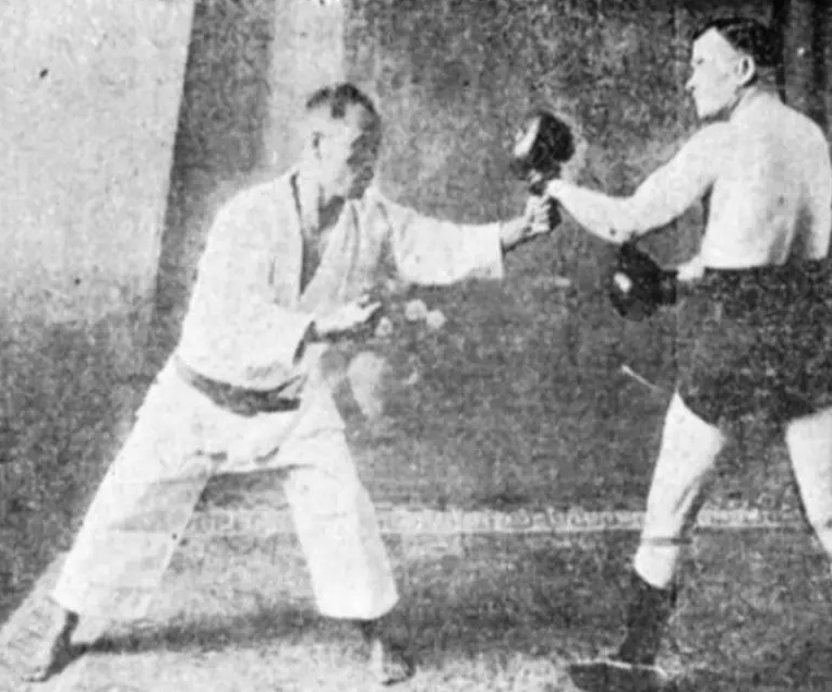Шанхайский международный турнир по боевым искусствам в 1928 году: поединок джиу-джитсу против бокса.