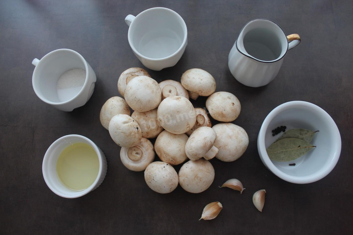 Подготовить все ингредиенты для приготовления маринованных шампиньонов в домашних условиях. Следует тщательно подойти к выбору грибов, особенно важно учесть их размер. Лучше покупать шампиньоны одинаковые, ровненькие, среднего размера, так как слишком маленькие грибочки при варке значительно уменьшаться в размерах, а слишком большие - придется разрезать на части, так как они могут не поместиться в красивые баночки, да и кушать большие грибы менее удобно.