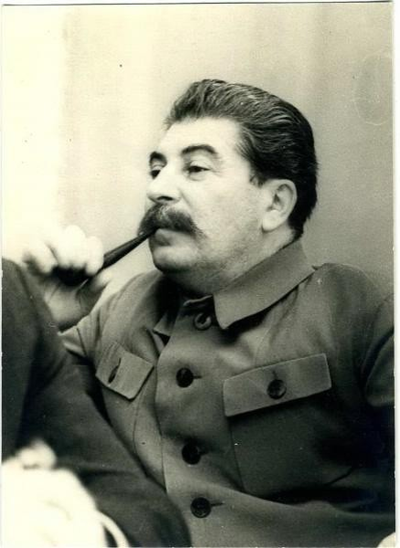https://farm2.staticflickr.com/1770/43277148602_6e4d4db4a8_z.jpg Сталин с трубкой.